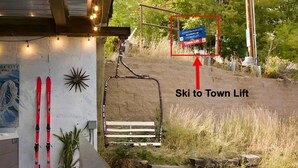 A ski lift with a sign indicating directions to Park City and Town Lift. - Treasure Hill House Ski-in Ski-out PCMR, sleeps 21 (Park City)