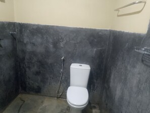 Shower, hair dryer, towels, soap - 2-bedroom bungalow in Refreshing Flower & Herb Garden for a relaxing stay. (Ella)