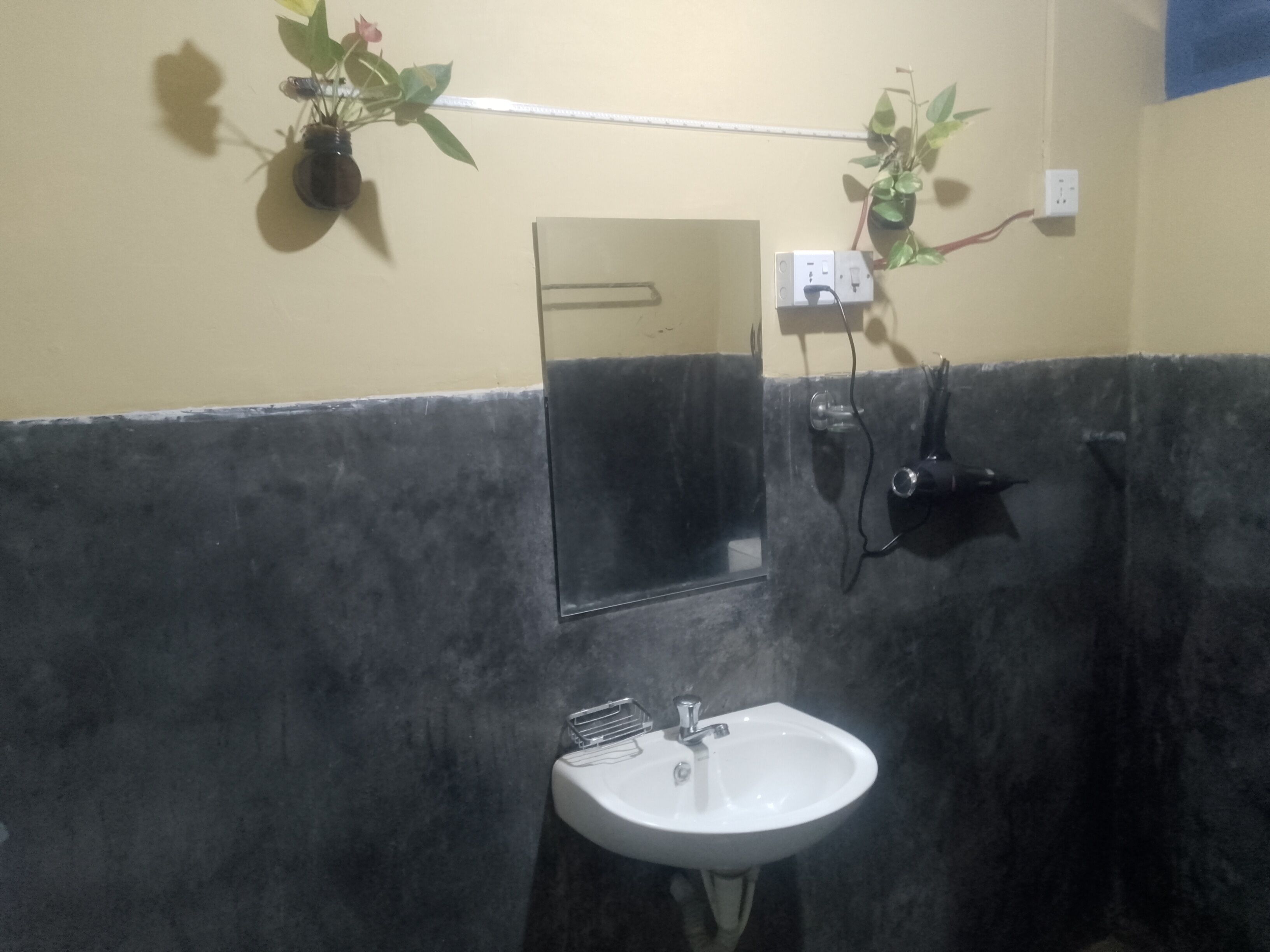 Een douche, een haardroger, handdoeken, zeep