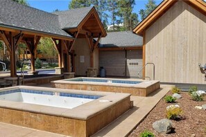 Outdoor spa tub - Walk to Lifts & Main St Condo (Breckenridge)