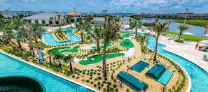 Ein Resort mit mehreren Schwimmbecken, einem Golfplatz und einer Strandanlage.