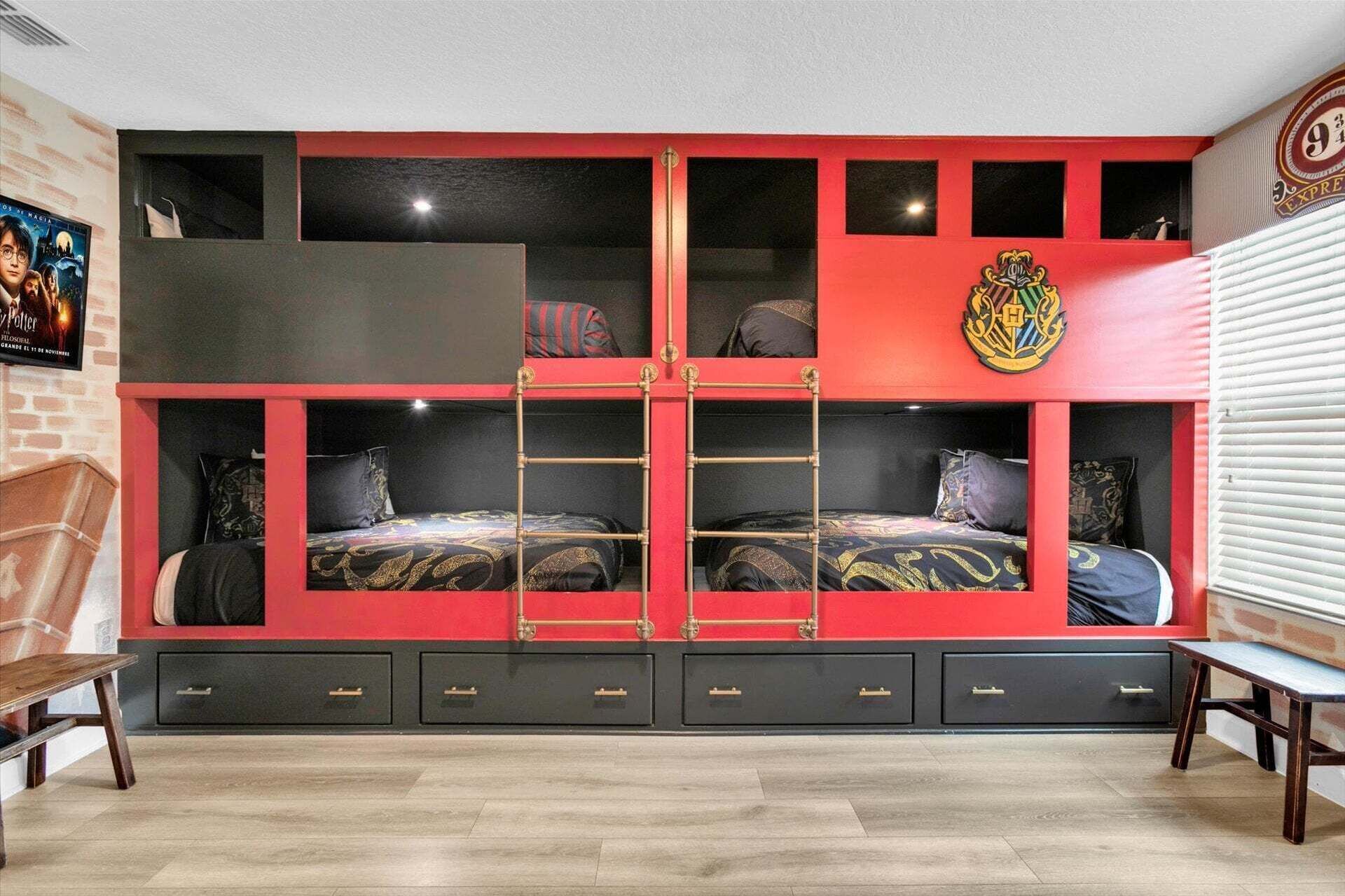 Ein Zimmer mit einem Etagenbett, einem Schreibtisch und einem Stuhl.