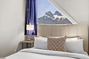3 bedrooms, desk, free WiFi, bed sheets - Stunning Penthouse w/ Mtn Views, Hot Tub & Pool! (Canmore)