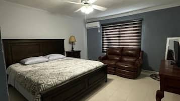 Departamento Deluxe | Cortinas blackout, insonorización y tabla de planchar con plancha