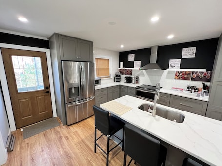 Microwave, oven, stovetop, dishwasher. Spacious 4-bedroom house in awesome Midlothian with AC