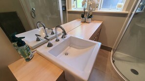 Douche, sèche-cheveux, serviettes fournies, savon