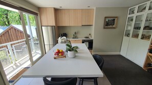 Microwave, oven, stovetop, dishwasher - Arrowtown Central Apartment with Sundeck (Arrowtown)