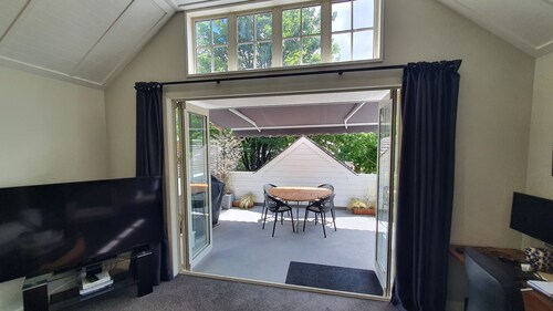 Arrowtown Central Apartment with Sundeck