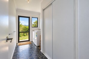 Interior - Pohara Escape - Bright Interiors & Scenic Views (Pōhara)