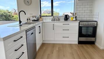 Geladeira, micro-ondas, fogão, cooktop