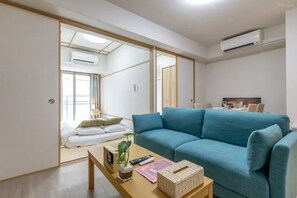 Living area - Charming 1-bedroom apartment with AC in Kyoto perfect for travelers (Kyoto)