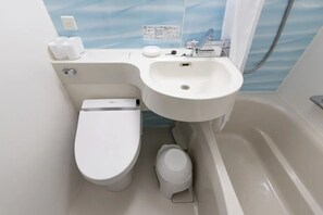 Shower, jetted bath, hair dryer, bidet - Charming 1-bedroom apartment with AC in Kyoto perfect for travelers (Kyoto)