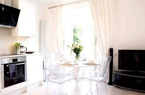 Microwave, oven, stovetop, dishwasher - Notting Hill luxury 1 bedroom apartment + balcony. (London)