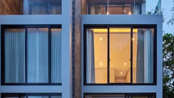 ํ๋ฆฌ๋ฏธ์ ํ์ดํ, ์นจ์ค 3๊ฐ, ๊ธ์ฐ, ์ ์ฉ ์์์ฅ | ๊ฐ์ค ๋ด ๊ธ๊ณ , ์ฑ
์, ๋
ธํธ๋ถ ์์
๊ณต๊ฐ, ์๋ง ์ปคํผ