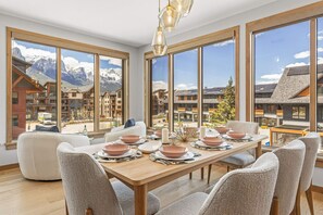 Dining - Mountain Majesty Estate [Hot Tub/Panoramic Views] (Canmore)