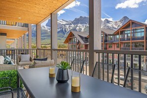 Outdoor dining - Mountain Majesty Estate [Hot Tub/Panoramic Views] (Canmore)