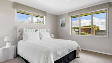 Een strijkplank/strijkijzer, wifi, beddengoed