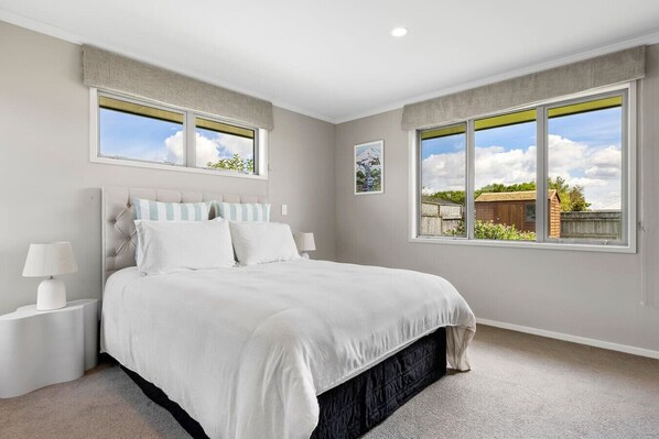 Silitysrauta/-lauta, Wi-Fi, vuodevaatteet