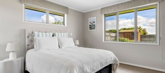 Wharewaka Retreat - comfort and excellent location near the Lakeside