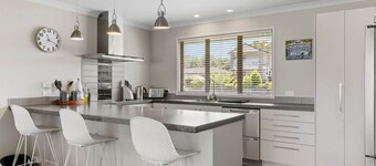 Wharewaka Retreat - comfort and excellent location near the Lakeside