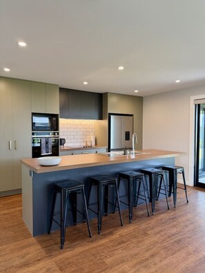 Refrigerador, microondas, horno, placa de cocina