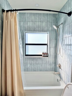 Douche, sèche-cheveux, serviettes fournies, savon