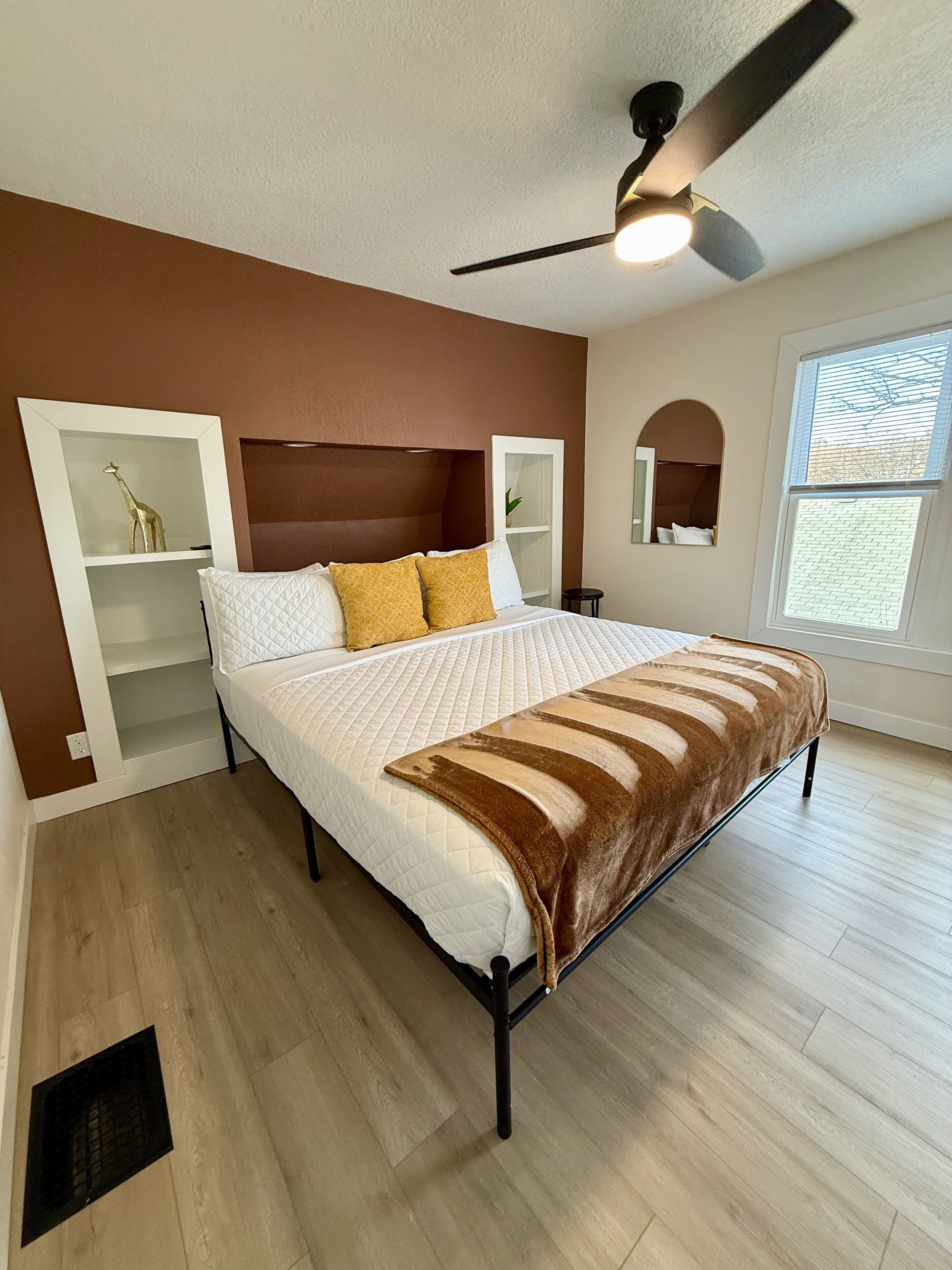 4 bedrooms, iron/ironing board, WiFi, bed sheets