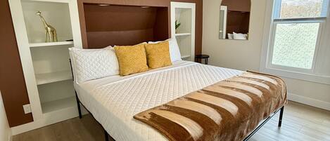 4 bedrooms, iron/ironing board, WiFi, bed sheets