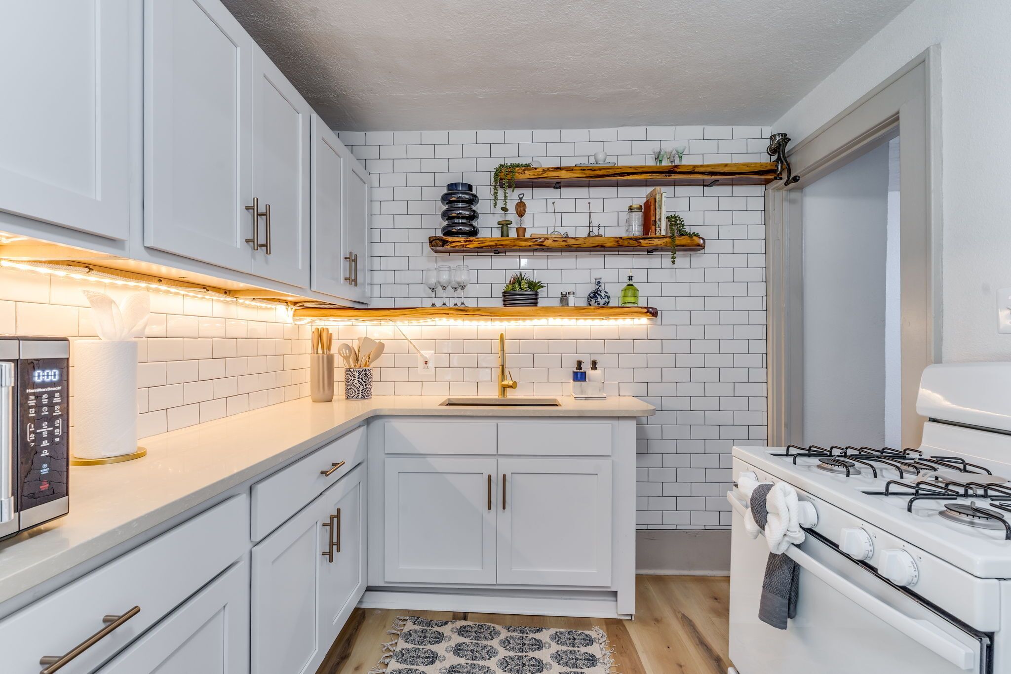 Réfrigérateur, four à micro-ondes, un four, surface de cuisson