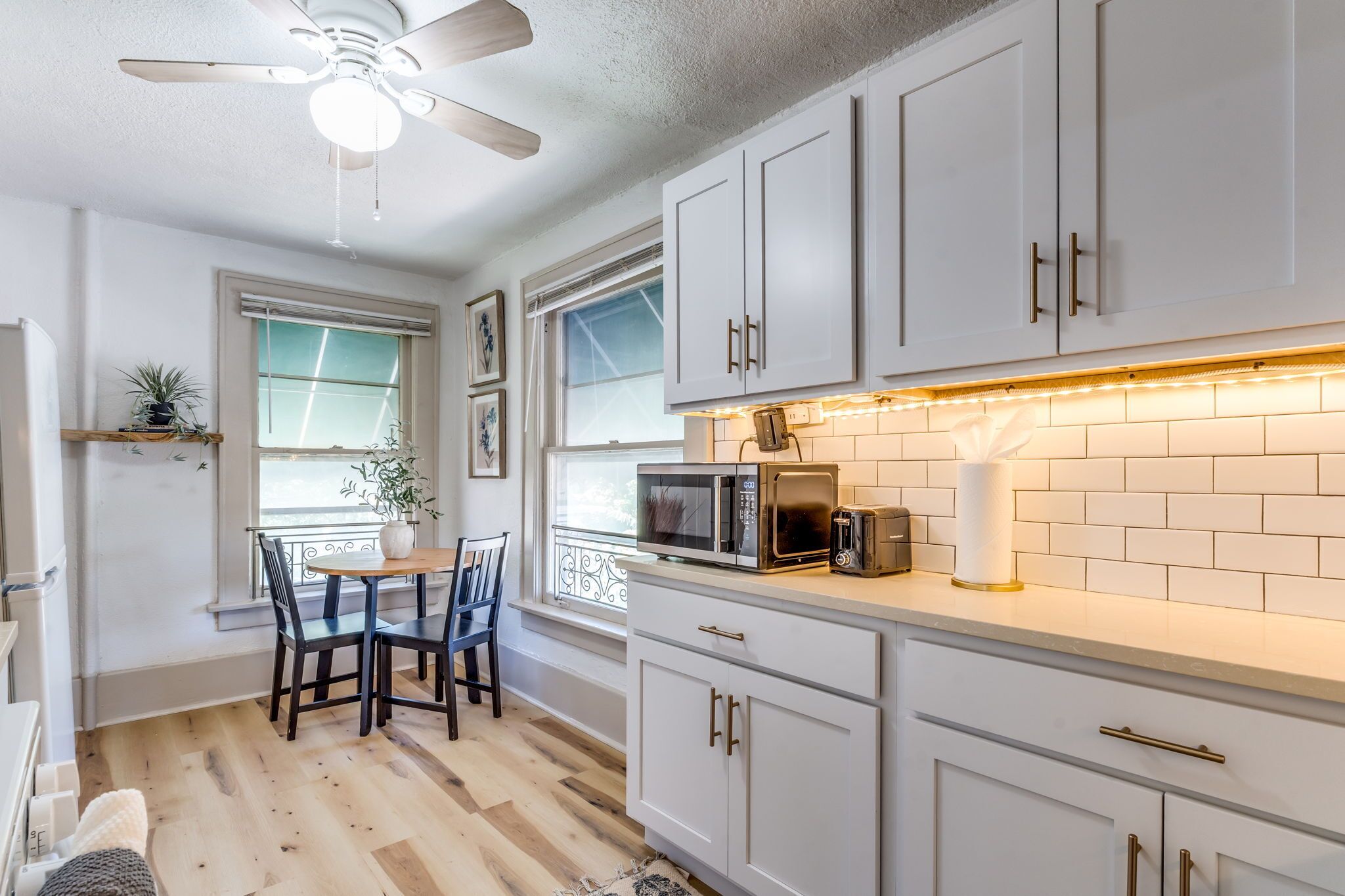 Réfrigérateur, four à micro-ondes, un four, surface de cuisson