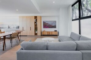 TV - Lux 3Bed House, Rooftop BBQ & Parking - near beach (St Kilda)