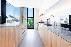 Fridge, microwave, oven, stovetop - Lux 3Bed House, Rooftop BBQ & Parking - near beach (St Kilda)