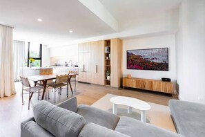TV - Lux 3Bed House, Rooftop BBQ & Parking - near beach (St Kilda)