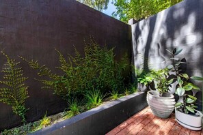 Property grounds - Lux 3Bed House, Rooftop BBQ & Parking - near beach (St Kilda)