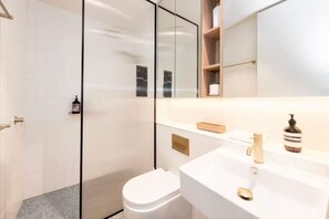 Bathroom - Lux 3Bed House, Rooftop BBQ & Parking - near beach (St Kilda)