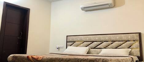 Quarto casal luxo | Wi-Fi de cortesia, roupa de cama