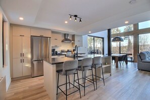 Microondas, horno, placa de cocina y lavavajillas