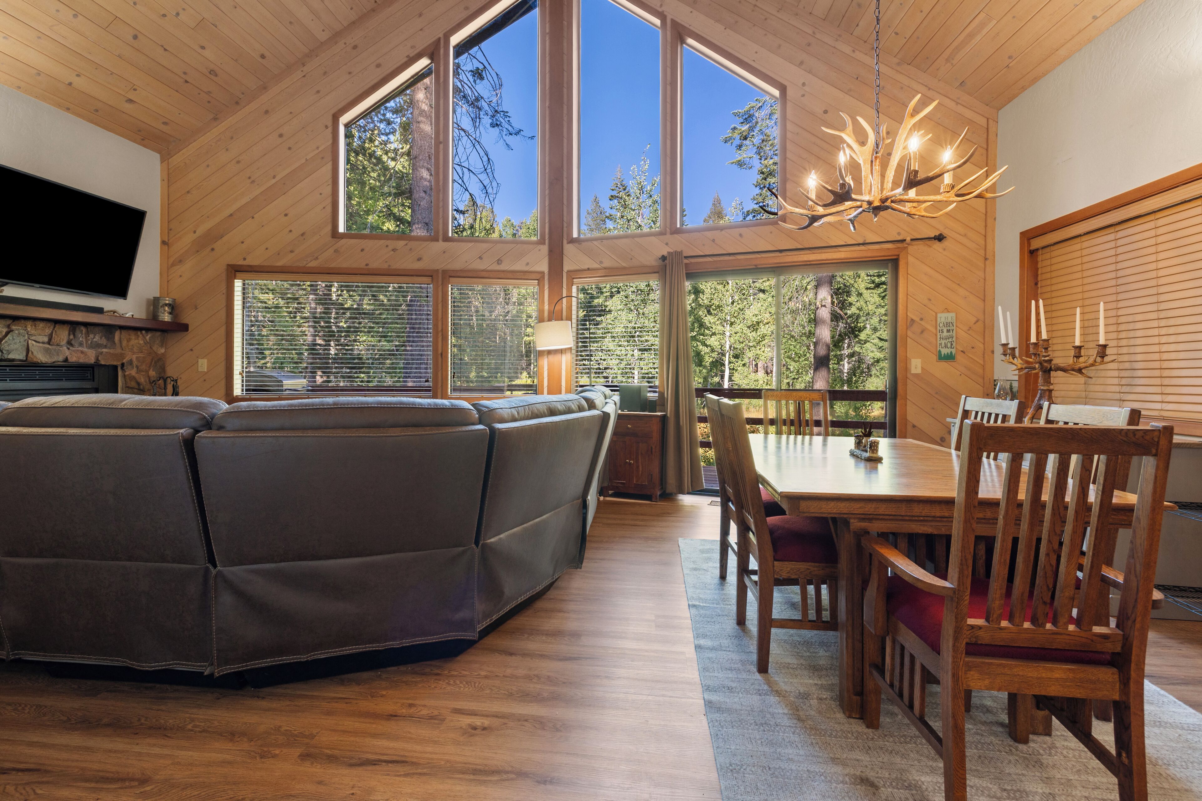 Smart TV, fireplace, stereo