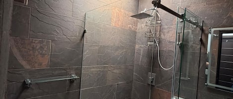 Douche, sĂšche-cheveux, serviettes fournies, savon
