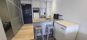 Mikroaaltouuni, uuni, liesi, astianpesukone