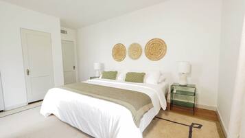 2 間睡房、書桌、熨斗/熨衫板、可攜式嬰兒床