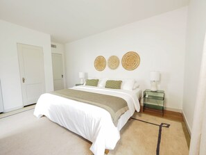 2 habitaciones, escritorio y tabla de planchar con plancha 