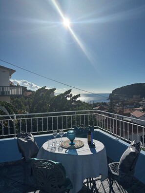Outdoor dining - Sea & Mountain View Home in Machico - 5 min from the beach! (Machico)
