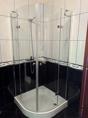 Shower, hair dryer, towels, soap - Sea & Mountain View Home in Machico - 5 min from the beach! (Machico)