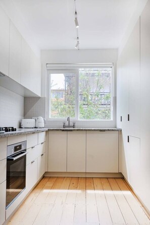 Private kitchen - Boutique Beach Stay Acland Street (St Kilda)