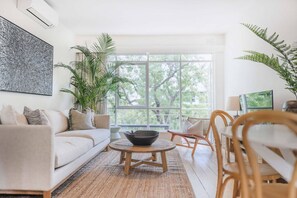 TV - Boutique Beach Stay Acland Street (St Kilda)