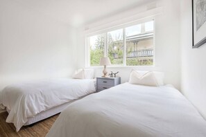 2 bedrooms, WiFi - Boutique Beach Stay Acland Street (St Kilda)