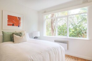 2 bedrooms, WiFi - Boutique Beach Stay Acland Street (St Kilda)