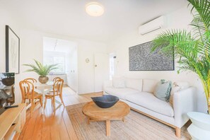 TV - Boutique Beach Stay Acland Street (St Kilda)