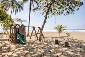 Beach - Oceanfront, 24/7 security and A/C (Parrita)